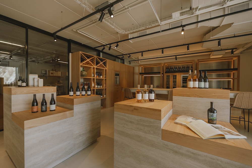 Weinverkostung im Can Axartell Shop