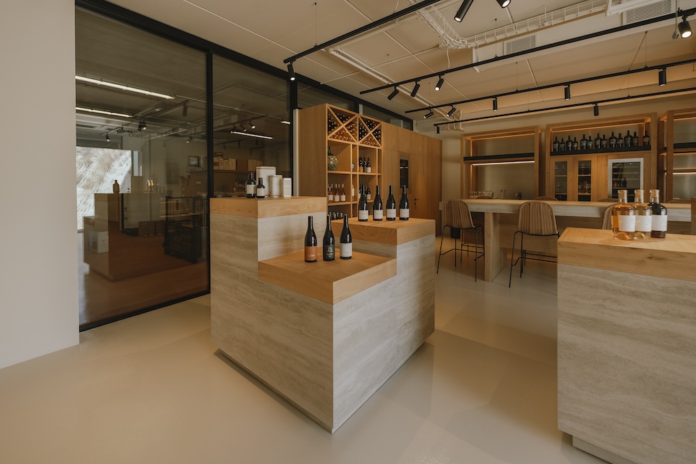 Weinregale im Can Axartell Shop